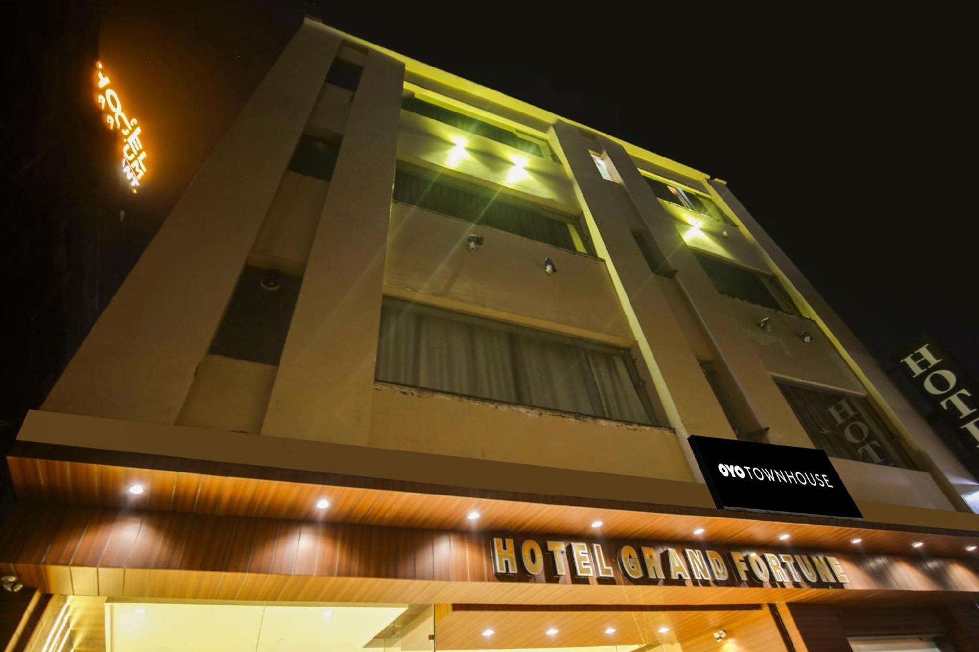 Super Townhouse Grand Fortune Amritsar Bagian luar foto